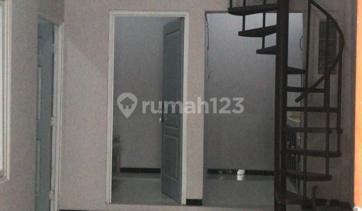 Rumah Eksklusif dengan 6 Kamar di Perumahan Medoho 2