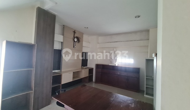 Rumah Minimalis 2.5 lantai ada basement di Taman Simpruk Lippo Cikarang posisi strategis , tenang dan nyaman Rumah Minimalis 2.5 lantai ada basement di Taman Simpruk Lippo Cikarang posisi strategis , tenang dan nyaman