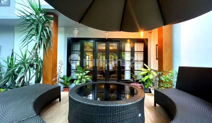 6.8m Giriloka Rumah Hoek Utara-barat Halaman Belakang Luas