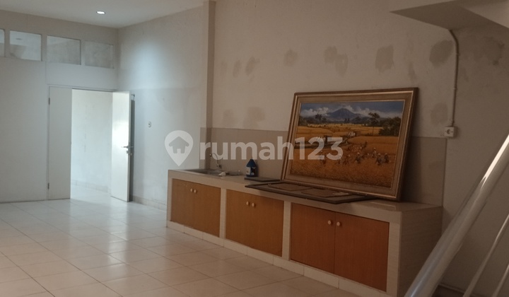 Two-Story Shop House in the City Center Near the Supermarket 2