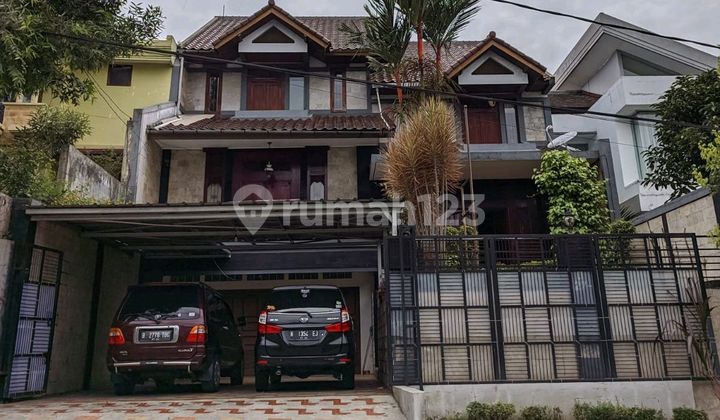 Rumah Eksklusif Full Furnished 3 Lantai Siap Huni di Pondok Hijau