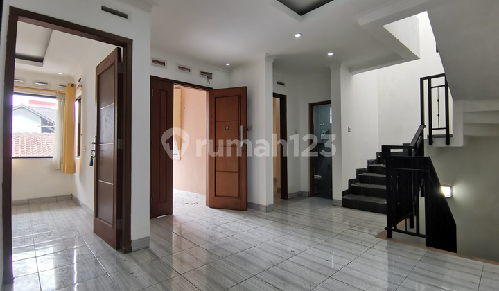 Affordable 3-Story Ready-to-Occupy House in Gegerkalong Wing, Bandung 1