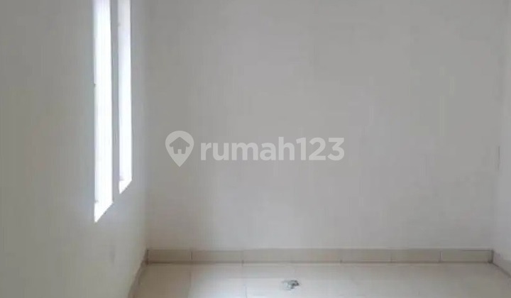 A nice house in an affordable complex is rarely found in a strategic location near the Buah Batu toll road in Bandung. 2