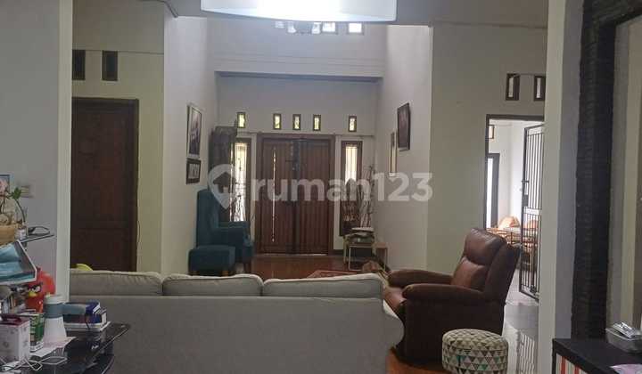 Jual Cepat Rumah Bagus Strategis untuk Tinggal Kantor di Mainroad