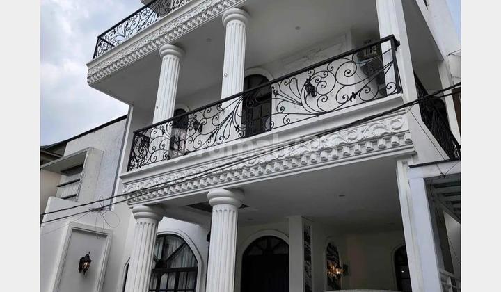 tampak depan rumah mewah ada kolam renang