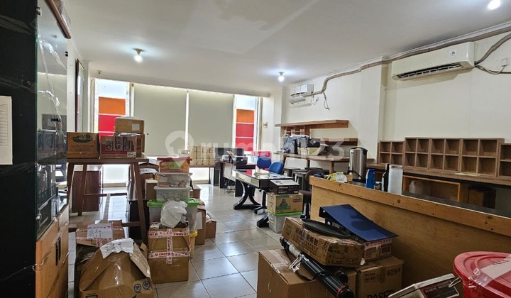 For Rent 3-Story Shop House with 3 Bathrooms Ready to Use in Pakulonan