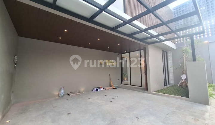 Rumah Mewah, 2 Lamtai, Full Furnished + Private Pool, 5 Menit Dari Exit Tol Maguwoharjo 2