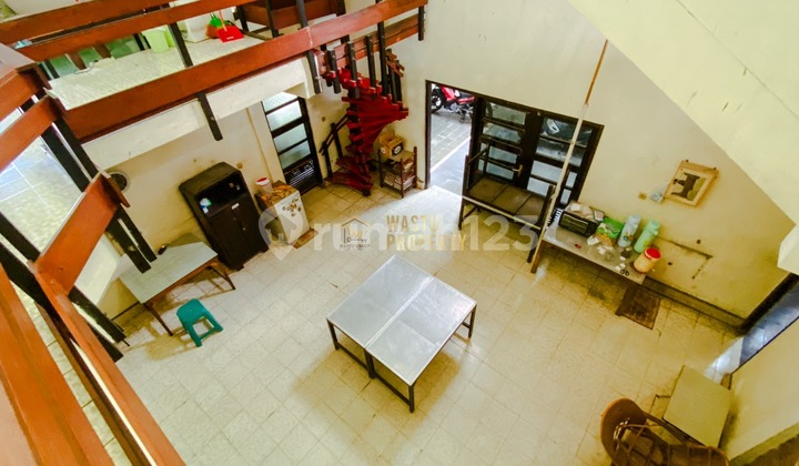 A SPACIOUS LANDED HOUSE IN MALIOBORO, SUITABLE FOR A GUEST HOUSE. 2