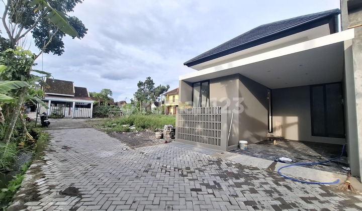 Ready-to-Live House, Modern Design, 3 Minutes from Gentan Market, Sleman 2