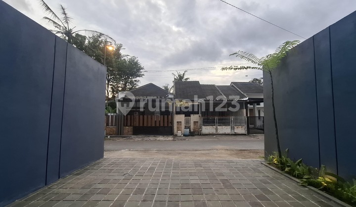 Rumah 2 Lantai, Siap Huni, Full Furnished di Timur Jakal KM 12