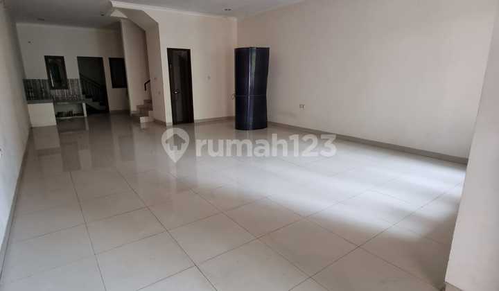 Di Sewa Rumah Pinggir Jalan, Dekat Pusat Perbelanjaan, Dekat Transportasi, Dekat Tempat Ibadah, Dekat Sekolah, Dekat Mall, Dekat Akses Tol Di Kelapa Gading, Jakarta Utara