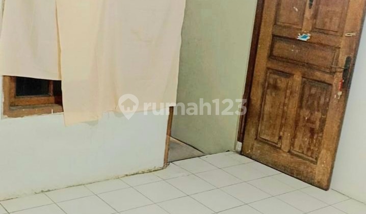 1st Floor House, Ready to Occupy, Strategic Location, Near Hospital, Near Shopping Center, Near Public Transportation, Near Places of Worship, Business Access in Bendungan Hilir, Central Jakarta.