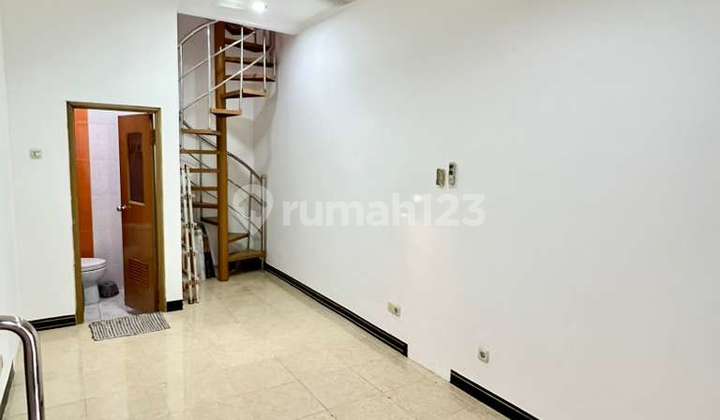 Good House, Affordable, 2 Floors, Strategic Location, Near Public Transportation, Near Schools, Near Hospitals, Near Toll Road, Near Places of Worship, Near Shopping Center In Kemayoran, Central Jakarta