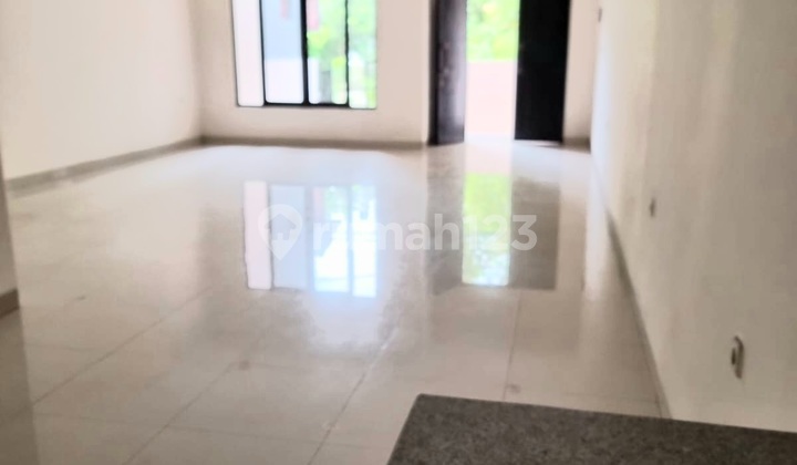 Shop House for Rent by the Road, Near Shopping Center, Near Transportation, Near Places of Worship, Near Schools, Near Mall, Near Toll Access in Kopyor Kelapa Gading, North Jakarta