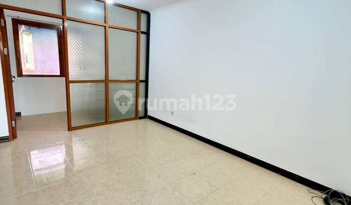 Good House, Affordable, 2 Floors, Strategic Location, Near Public Transportation, Near Schools, Near Hospitals, Near Toll Road, Near Places of Worship, Near Shopping Center In Kemayoran, Central Jakarta