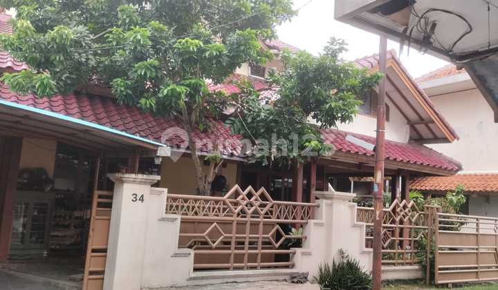 Spacious House in a Strategic Location on Cirendeu Street 2