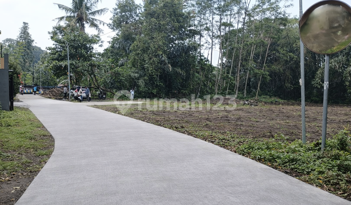 YOGYAKARTA LAND AREA READY FOR AJB, ALREADY SUBDIVIDED INTO PLOTS, WITH 0% INTEREST INSTALLMENTS. Suitable for house building, with renewable light building IDR. Access road ± about 14 meters right on the main road 5 minutes to Candi Sambisari and 30 minutes to Adisucipto International Airport. IDR 36 Million DOWN PAYMENT FREE. PREFERRED PRICE, FOR THE WISE YOGYAKARTA LAND AREA READY FOR AJB, ALREADY SUBDIVIDED INTO PLOTS, WITH 0% INTEREST INSTALLMENTS. Suitable for house building, with renewable light building IDR. Access road ± about 14 meters right on the main road 5 minutes to Candi Sambisari and 30 minutes to Adisucipto International Airport. IDR 36 Million DOWN PAYMENT FREE. PREFERRED PRICE, FOR THE WISE