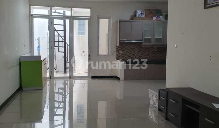 Dijual Rumah Siap Huni 2 lantai di Taman Kopo Indah 5