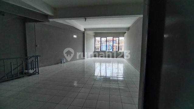 For Sale: 3.5-story shop house in the Mohammad Toha area of Bandung, ideal for business. 2