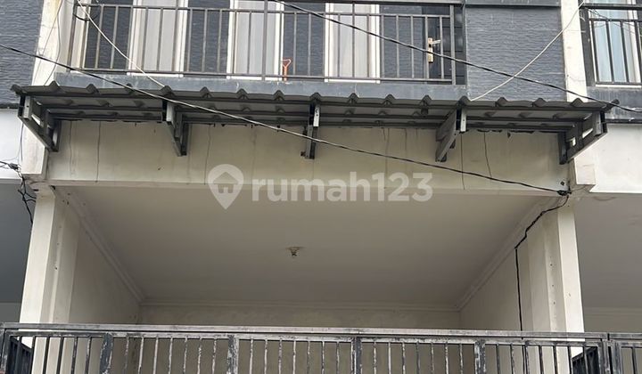 Rumah, 3 Lantai, di Kedoya Baru Jakarta Barat