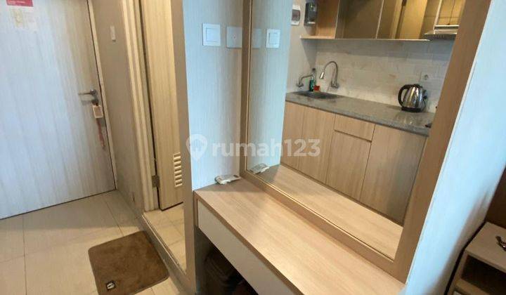 Apartment Full Furnished Grand Kamala Lagoon lantai atas dengan city view Bekasi, dijual cepat BU