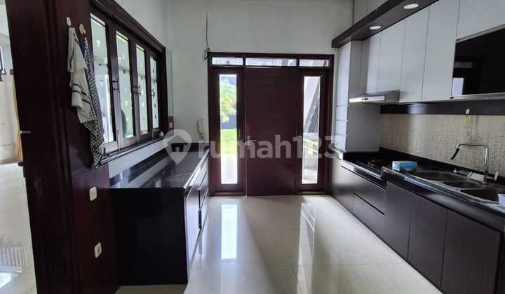 Rumah Minimalis Bagus dan Furnished di Singgasana Pradana