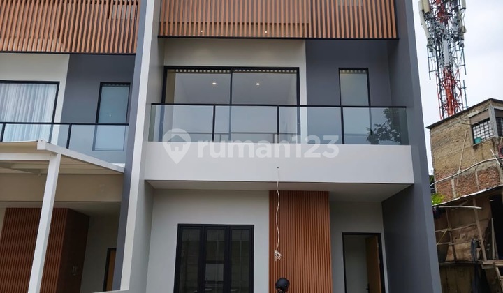 Rumah 3 Lantai Baru Minimalis di Setra Duta, Bandung