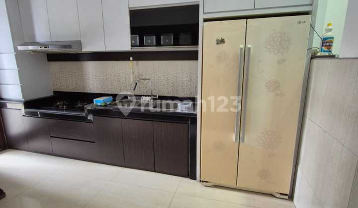 Rumah Minimalis Bagus dan Furnished di Singgasana Pradana 2