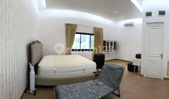 For quick sale: Luxury 3-story house in Sutera Buana, Alam Sutera, corner position.