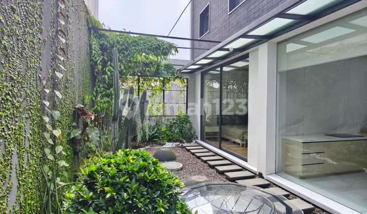 Rumah industrial modern mewah premium di Komplek Sumber sari