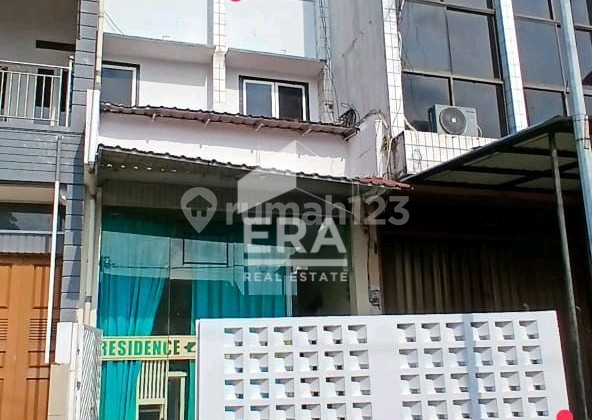 Comfortable, well-maintained boarding house, ready for business use. Comfortable, well-maintained boarding house, ready for business use.