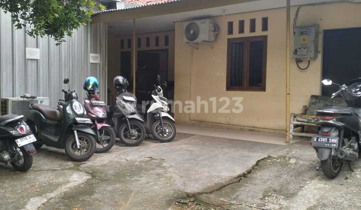 Rumah Disewakan di Cipete. Halaman Luas. 2