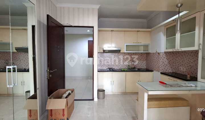 For Sale Apik 3BR Apartment in Casablanca Mansion. Furnished 2
