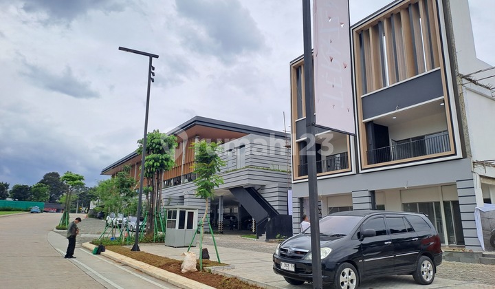 Shop house on the boulevard near the toll gate, traffic is very heavy. 2