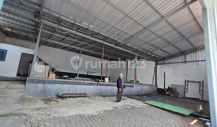 Affordable New Strategic Warehouse on a Busy Street in Semarang 1