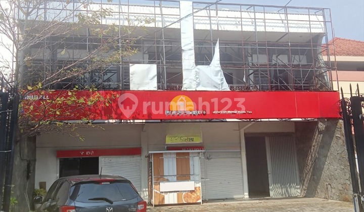 Near Simpang Lima Near Tugu Muda Near Udinus Near Lawang Sewu Near the Shopping Center.