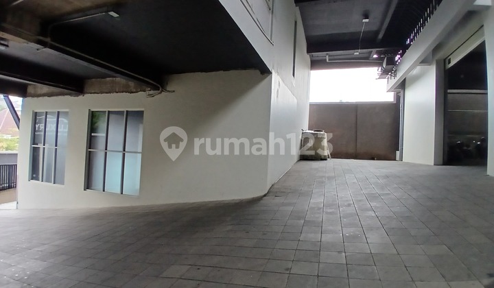 Cocok Untuk Kantoran Atau Resto Parkiran Sangat Luas 2