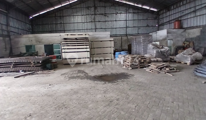 Very Cheap Warehouse by the Roadside Very Cheap Warehouse by the Roadside