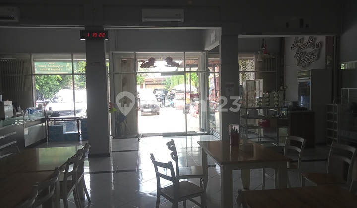 Ready-to-Use Restaurant Location In a Very Crowded Shopping Center Ready-to-Use Restaurant Location In a Very Crowded Shopping Center