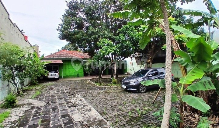 Rumah Yang Sangat Luas Di Pinggir Jalan Raya 1