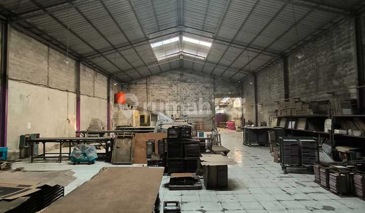 Gudang yang Sangat Strategis di Pinggir Jalan 1