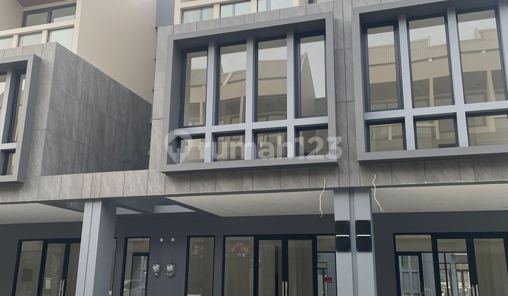 For Rent Delrey Business Townhouse Ruko in BSD Double Facade with Backyard Negotiable