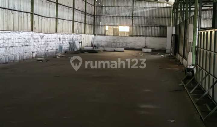 325M/year negotiable. Warehouse in Mojokerto area near Jetis toll access, land area 2088, building area 1608.