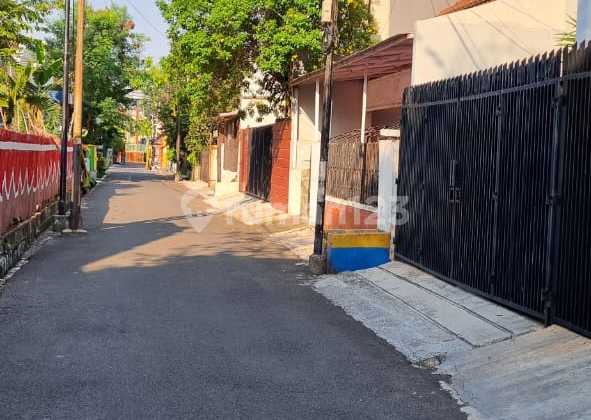 For Sale 3-Story House, Strategic Location in Gelong Baru Tomang, West Jakarta 2