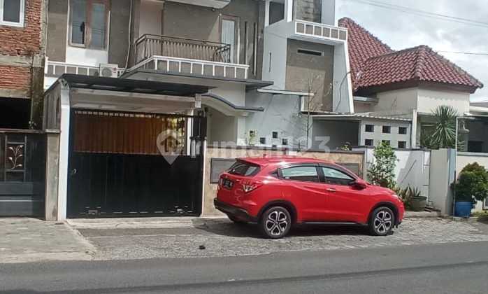 RUMAH 2LT ORNAMEN JATI GAYA KLASIK AMERIKA DI TENGAH PUSAT KEHIDUPAN KOTA MALANG RUMAH 2LT ORNAMEN JATI GAYA KLASIK AMERIKA DI TENGAH PUSAT KEHIDUPAN KOTA MALANG