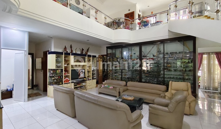 Rumah Mewah Full Furnished Dekat The Park 1