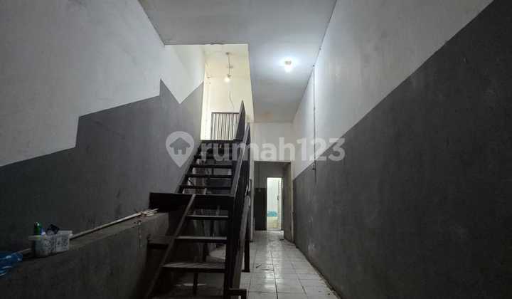 Pamularsih 3-story shop house, spacious parking, already renovated. 2