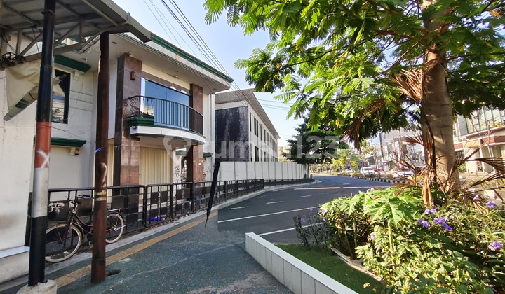 Gedung Perkantoran Showroom Tengah Kota  2