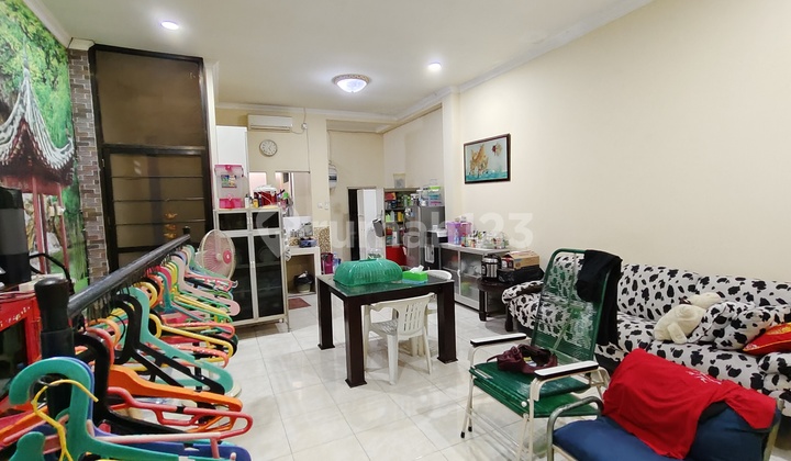 Ready-to-Use 2-Story Commercial Building Near Pekojan Bubakan Mataram, Already High. 2