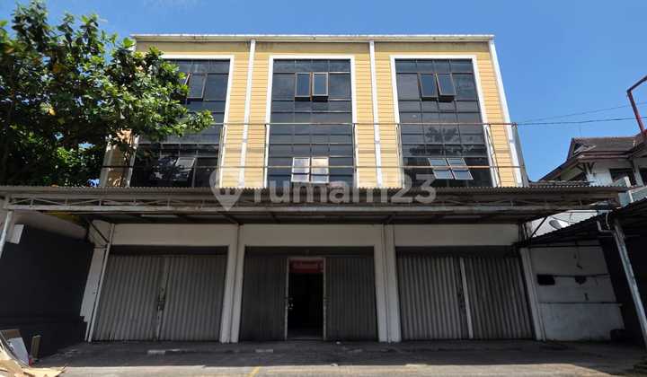 Pamularsih 3-story shop house, spacious parking, already renovated. 1
